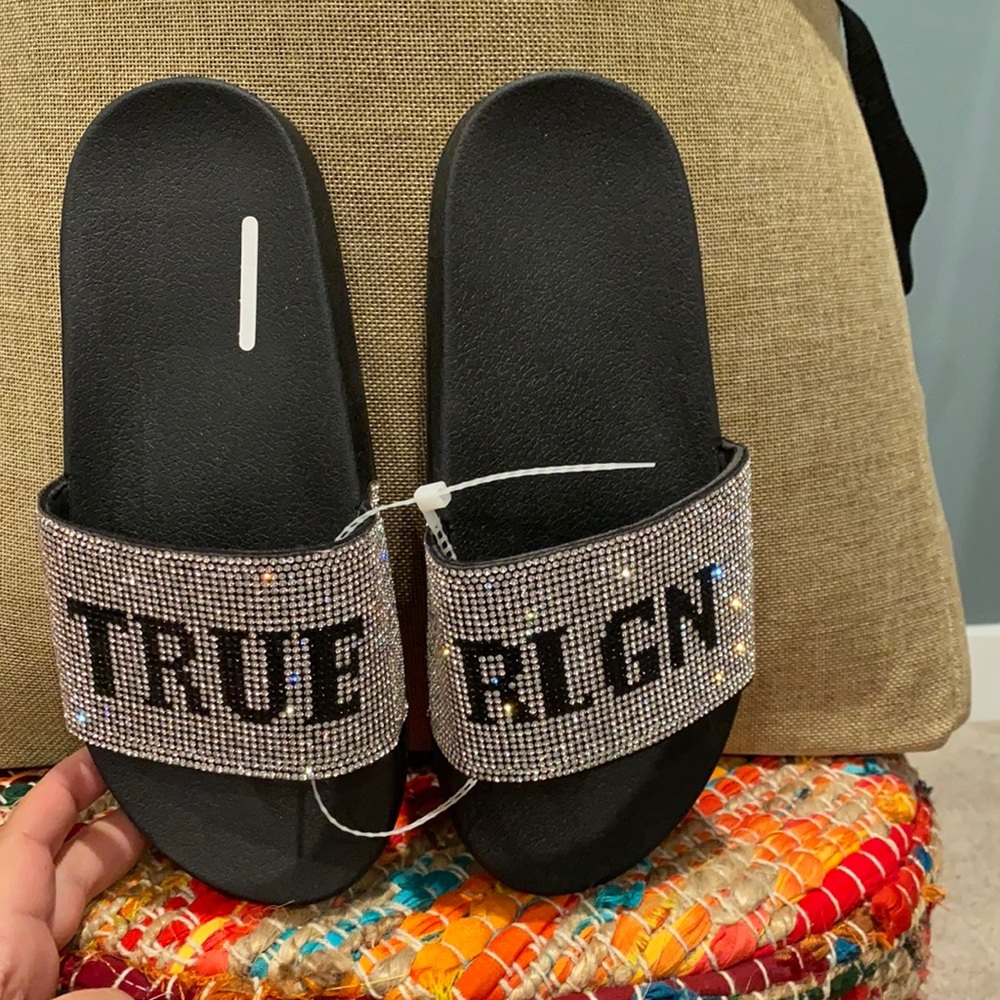 True Religion slides. Size 7.
